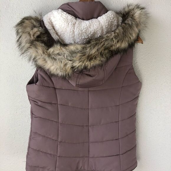 NWT Aeropostale Faux Fur Hooded Puffer Vest Size S - Picture 4 of 5